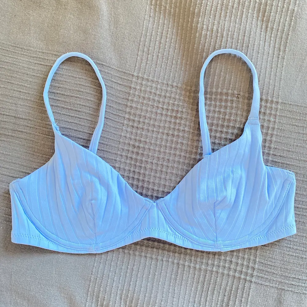 Ljusblå bikinitopp från Cubus, bara testad. Säljer pga fel storlek 💙 Köpt för 179kr. . Övrigt.
