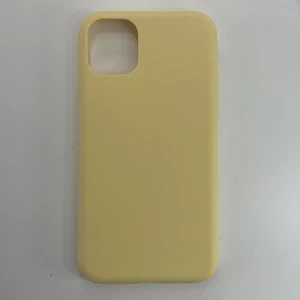 iPhone 11 skal - Ett pastellgult, helt oanvändt iPhone skal i storlek 11. Säljer pågrund av fel storlek, inget fel på den. Materialet är matt och kanten sitter lite på framsidan💛