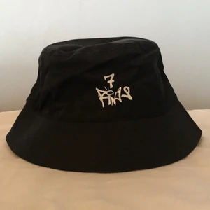buckethat - Buckethat från H&M med tryck på framsidan               Storlek: M/L                                                                      Nypris: 99kr