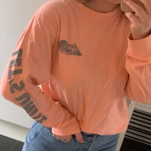 Långärmad tröja - En snygg långärmad tshirt med reflex tryck på ärmen och bröstet från monki! Jätteskönt material m! Fin färg och passform! 🌸🌸