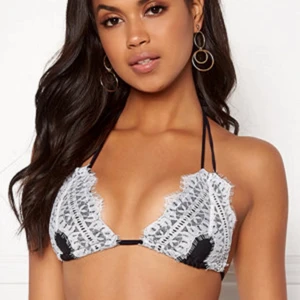 Perfekt bikini inför sommaren⬛️💍💅🏻 - En jättegullig bikini som sitter jättebra, säljer pga för stor⬛️ använd ett fåtal gånger💍