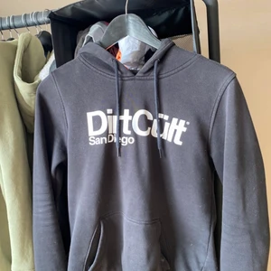 Dirtcült hoodie storlek S - Hoodie från dirtcült i andvänt men fint skick.