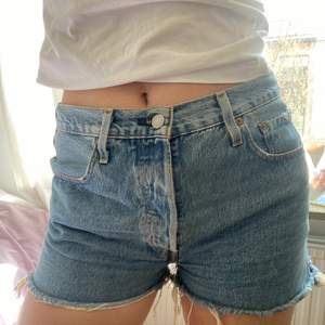 Snygga 501 levi’s jeansshorts i storlek 30! Säljer för 200 kr + frakt eller mötas upp i Västerås💖💞💕 Perfekta för sommaren!