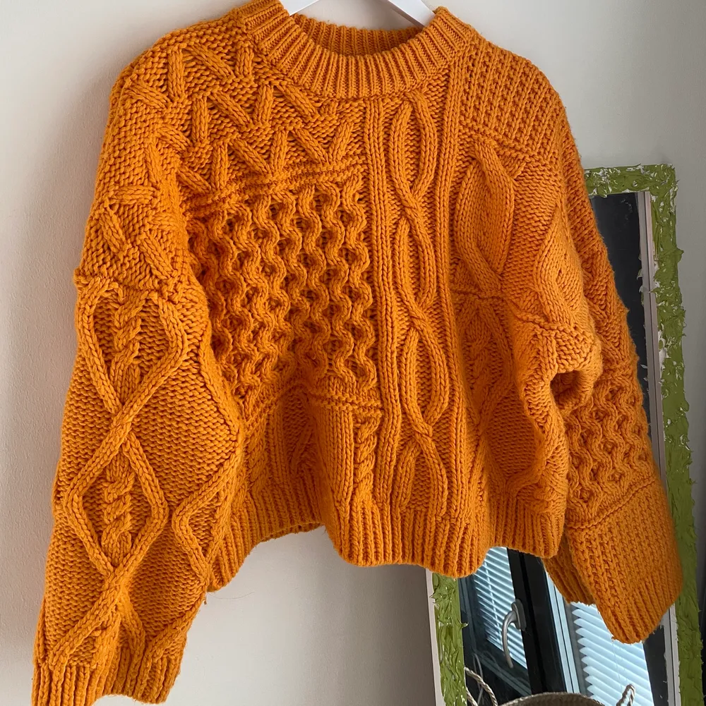 Den här supertrendiga stickade tröjan är så varm o fin nu till våren. 🥰 storlek xs men passar xs-m! Perfekt skick! . Tröjor & Koftor.