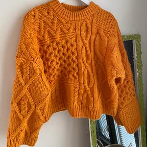 Den här supertrendiga stickade tröjan är så varm o fin nu till våren. 🥰 storlek xs men passar xs-m! Perfekt skick! 