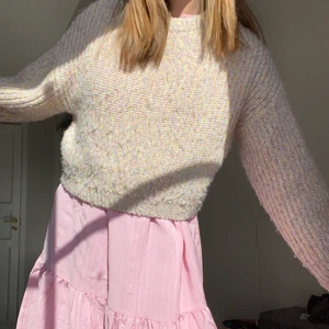 Stickad tröja - En sååå fin stickad tröja som är perfekt till sommarkvällar 😍😍 svårt att få med färgerna på bild på de syns bäst på bild 3⚡️ supergosig och skön 💘 köparen står för frakten 🦋🦋