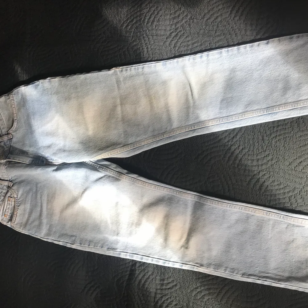 Super snygga jeans från NAKD, sitter perfekt längst med midjan. Ett par enkla vardagliga jeans 👖 . Jeans & Byxor.