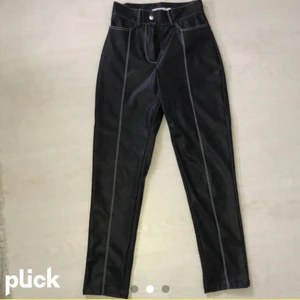 Skinnbyxor från nakd - Super snygga skinnbyxor från nakd, obs lånad bild, ett matchande skärp medföljer. Köparen står för frakten🖤