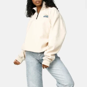 Beige fleecetröja från Junkyard strl S - Snygg och skön fleecetröja från Junkyard strl S. Knappt använd! Säljes pga garderobsrensning☺️ Om flera är intresserade vinner högst bjudande! Köparen står för eventuell frakt🥰