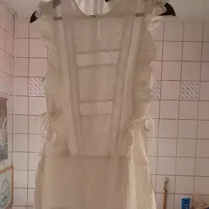 En unik kotton summer klänning som passar mycket bra till summer och passar från xs,a eftersom den har bälter pa sidor.finns fler bilder och bud I kommenterna 