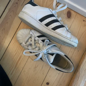 Adidas skor 37 - Superfina adidas skor, använda men kan se som nya ut om man ger dem lite kärlek. Storlek 37.