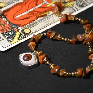 Halsband öga - Halsband med olika glaspärlor, äkta karneol och bronsit samt en ögonberlock. . 