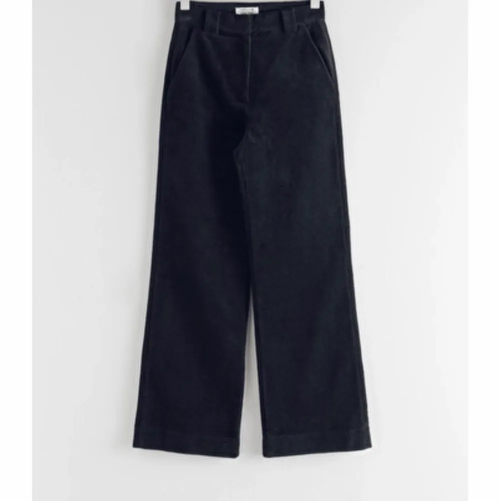 Oanvända mörkblåa manchester byxor från & other stories i storlek 34. Köparen står för frakten som ligger på 65 kr och betalning sker via swish💕. Jeans & Byxor.