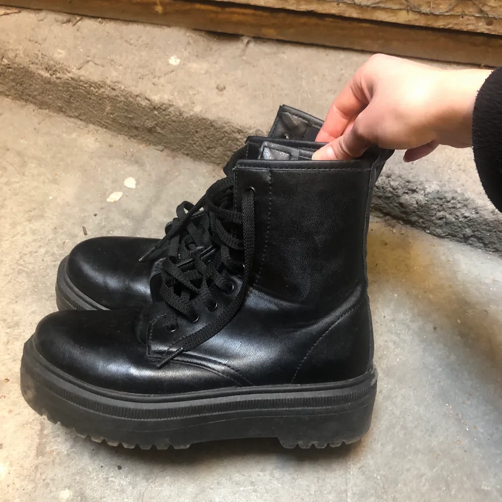 Svarta Dr.Martens liknande skor i fake skin och med tjock sula. Köpta från asos förra året som inte längre kommer till användning. Använda ett antal gånger men inga defekter❣️. Skor.