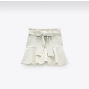 Kjol från zara, slutsåld! - En beige kjol från zara som e as gullig till sommaren, och som har ett par inbyggda skjorts under vilket är jätte smidigt. Som ny, skriv för fler bilder