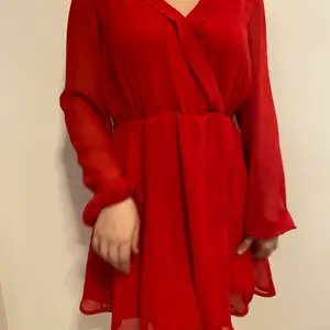 Röd flowy klänning