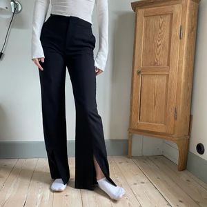 & other stories byxor  - Nya & other stories kostymbyxor som jag aldrig använder tyvärr. Långa, med slits och varma. Jag är 1,75 cm. Frakt ingår i priset, köpt för 899kr💗