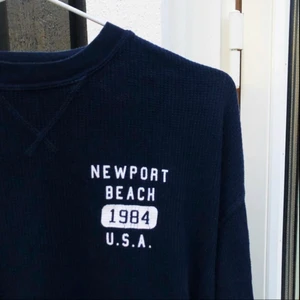 Brandy Melville  - Tunn sweatshirt från Brandy Melville. Sprickorna på texten är menade att vara där, det var så när jag köpte den 💕 