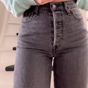 Gråsvarta Levis jeans i modell ribcage straight och strl w26 l27. Skiiitsnygg passform & färg!!🤍