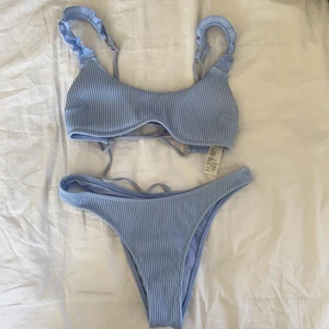 Bikini  - Säljer en bikini från hollister. Jätte fin ljusblå färg som är så fin på sommaren. Säljer den då det är lite för liten. Den första bilden är på hela bikinin och de två sista är baksidan av delarna. Underdelen är i storlek S och överdelen är i storlek XS Buda eller köp hela sättet för 200kr+frakt eller köp en del för 130kr+frakt❤️
