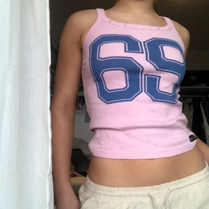 Linne  - Säljer detta gulliga linne i storlek S💖fraktar för 33kr eller möts upp i Stockholm😋 det saknas en rhinestone vilket man kan se på bilden men det är inte något jag tycker stör