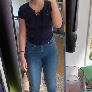 Hollister T-shirt  - Jättefin T-shirt från hollister, knytdetalj på framsidan. Mörkblå. Kan mötas upp i Mjölby, annars står köparen för frakt!