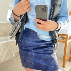 Kjol snakeprint - En kjol med blått snakeprint från NAKD. Använd 2 gånger 