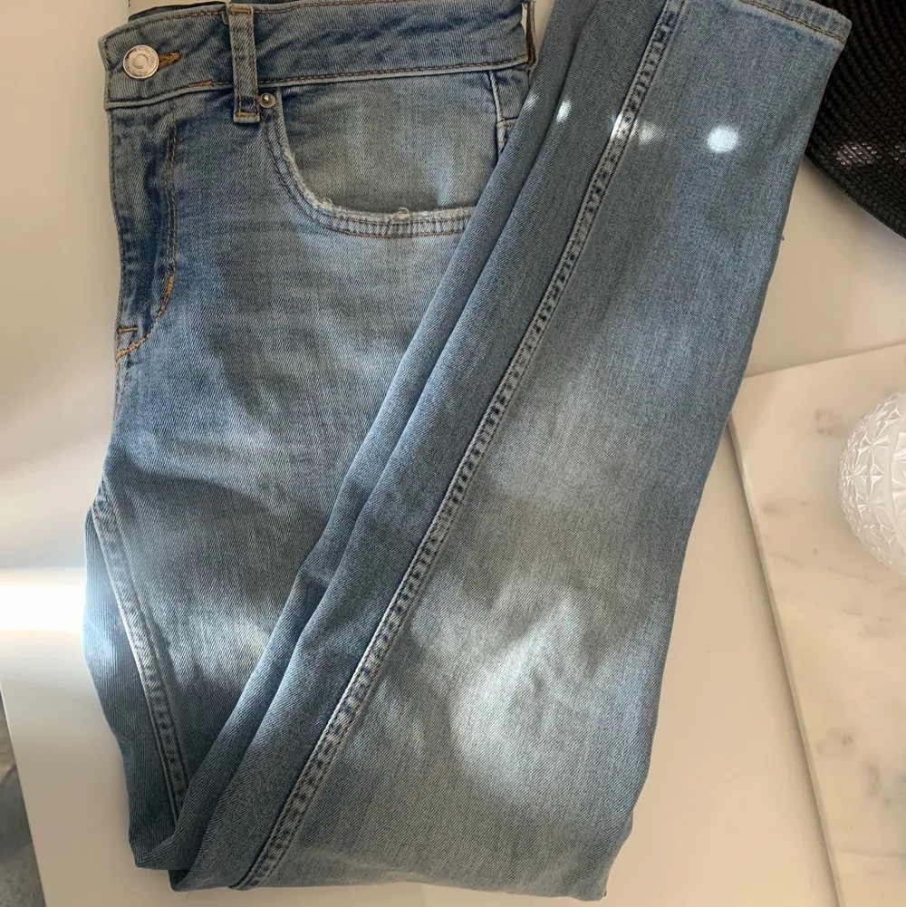 Fina blåa lågmidjade jeans i storlek s/m. Säger pågrund av de är för små för mig. Jag är 173 och då de är korta. Köparen står för frakten🌹. Jeans & Byxor.