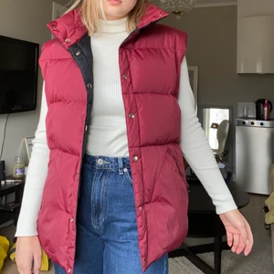VÄST - Unik vintage-väst som går att bära åt båda hållen!🎭 Innehåller 80% dun och 20% småfjäder, väldigt värmande alltså! Storlek 54 (L). Sitter oversized på mig som har M. Fint skick!💞