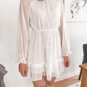 Vit studentklänning - En jättegullig vit studentklänning i storlek XS eller EU 34 som passar perfekt nu till både student och skolavslutningar:) Helt oanvänd och i nyskick, endast testad. Beställde hem flera klänningar från Shein men hann inte returnera i tid så inget fel på varken klänning eller storlek. Väldigt fin passform och skulle säga att den passar både XS/S🥰