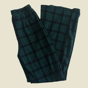 Rutiga byxor - 👕 Feta grönrutiga byxor. Resår i midjan. Stretchigt tyg.  🪞 5/5 skick.  🏷 Från Nelly. (Är 165)