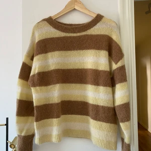 Stickad tröja  - Stickad tröja från H&M, gul, brun och vit. Använt väldigt få gånger, bra skick! 