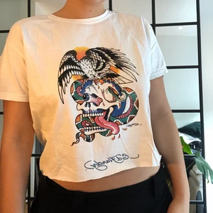 Ed Hardy tshirt - Asball T-shirt från Ed Hardy som tyvärr inte används av mig. Står ingen storlek men sitter snyggt ocersized på mig som har storlek S/M. 