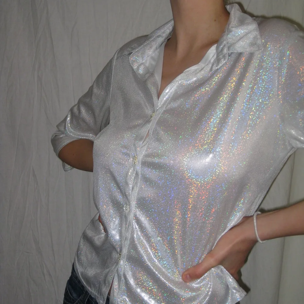 Fin holografisk skjorta!! Passar Xs/s. Köparen står själv för frakt eller så möts vi upp i Sthlm🌹. Skjortor.