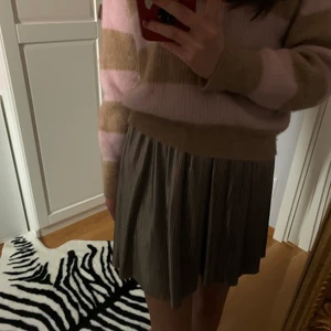 Silvrig Kjol från Zara - Jättecool kjol från Zara i strl 164, men den är rätt stor i storleken och passar S-M