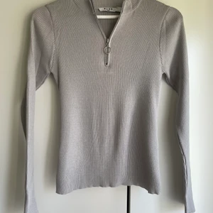 Zip-knitted tröja från NA-KD - Helt oanvänd finstickad, grå tröja från NA-KD. Fin detalj med dragkedja. Storlek S 🍃 Köparen betalar frakten!