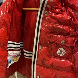 Monclear jacka  - Barnstorlek L så motsvarar xs/ s i vanlig                                    Kan frakta eller mötas runt Falsterbo (Malmö/Trelleborg)