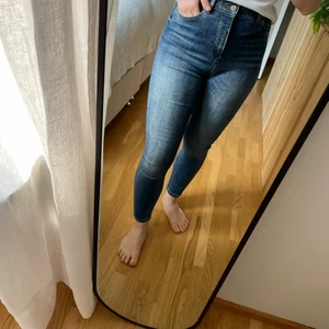 Jeans från Only - Jeans från Only i storleken 27/30. Jag är 160cm för referens. Hög midja. Sparsamt använda och i väldigt bra skick! 🌻 Köparen betalar frakten.