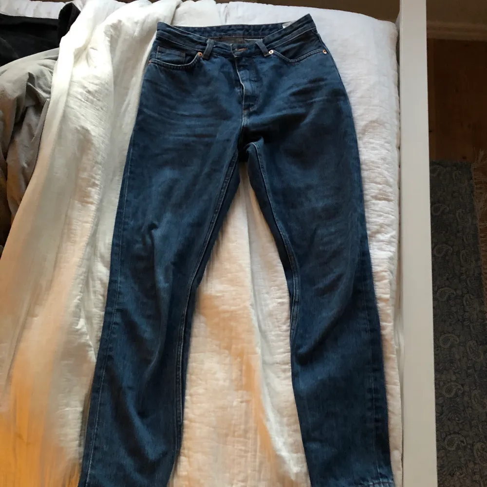 Fina monki jeans i modellen Kimomo (high relaxed) och storleken 26. Jag har 28 i monkis jeans så de är för tajta/små för mig💙 kan frakta också! (Köparen står isåfall för frakten). Jeans & Byxor.