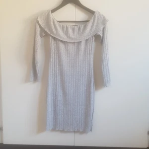 Klänning i storlek S  - En grå mini klänning #sommar med ribbad material. Har bra stretch i sig.