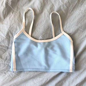 Blått linne - Blått och vitt linne från PrettyLittleThing som knappt är använt. Kunden står för frakt❤️ Högsta bud: 50kr