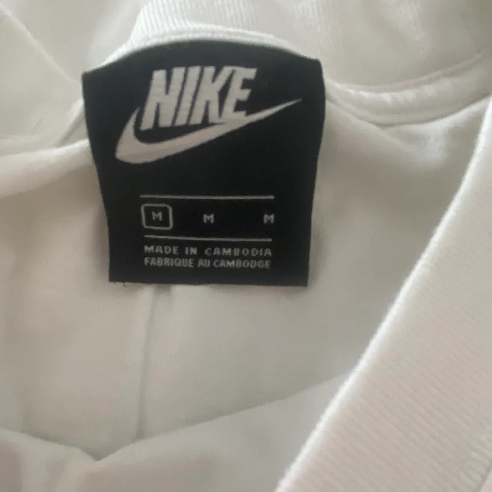 Nike tröja i storlek M. Sparsamt använd.. T-shirts.