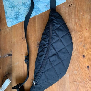 Svart magväska - Svart magväska. Väl använd med fortfarande i gott skick. Justerbart band. 🌶