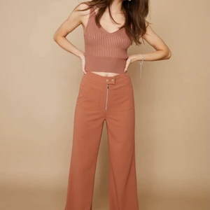 Kostymbyxor  - Skitsnygga byxor från bikbok🥰 Säljer pga lite stora för mig. Storleken är Xs men skulle säga att dem passar en S. Byxorna är sparsamt använda (Max 5 gånger) och är i fint skick. Nypris 399kr och jag säljer för 130kr,Hör av er vid fler frågor☺️