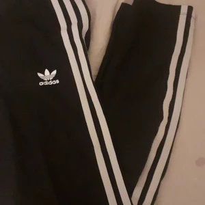 Adidas byxor - Ett par adidas tights i storleken xl barn men sitter som xs, köparen står för frakt 