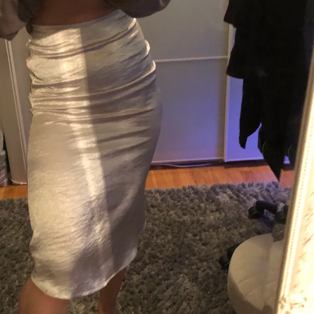 Jättefin siden kjol som tyvärr är för tight för mig😪 Lägg bud!!💘 köp direkt för 250kr. Kjolar.