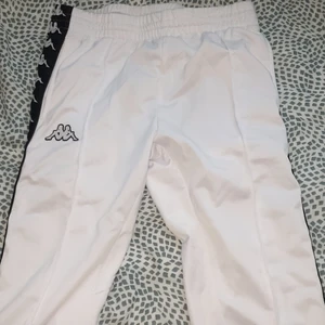 Vita kappa byxor  - Ett par vita kappa byxor, köpta här på plick men inte kommit till användning. Storlek small, något tighta. Köpare står för frakt