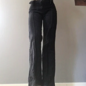 Byxor manchestertyg S - Retro byxor i manchesterliknande tyg. Fint skick med tecken på användning, sömmen har lossnat vid bältesfästet vilket lätt går att laga. 