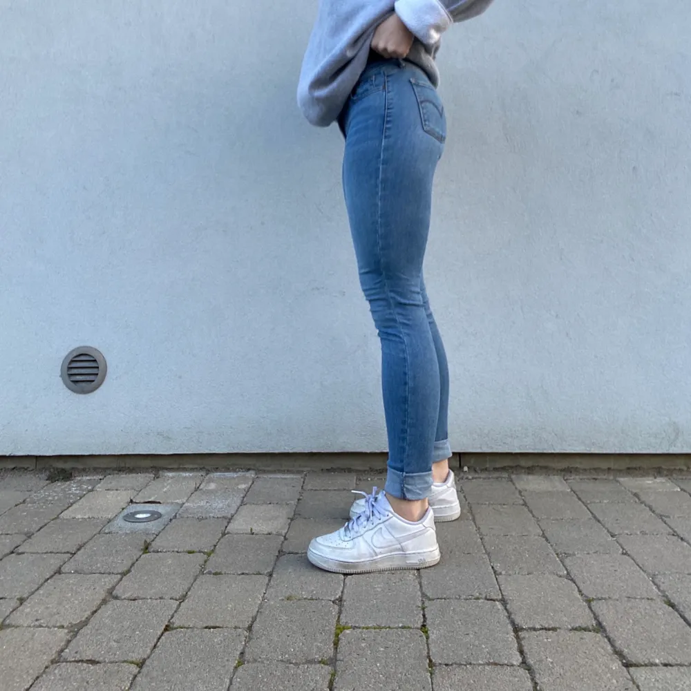 Säljer dessa levis modell 710 jeans. Har rensat byxor och vill bli av med plaggen bara, säljs det inte skänks det. Köpare står för frakt💗 Hör av dig om du har frågor🙏🏼🤩. Jeans & Byxor.