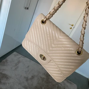 Beige axelremsväska  - En snygg axelremsväska i beige. En väska jag inte har fått chansen att använda vilket gör den i princip nyköpt. Jag säljer denna väskan för 60kr. 50kr vid snabb köp